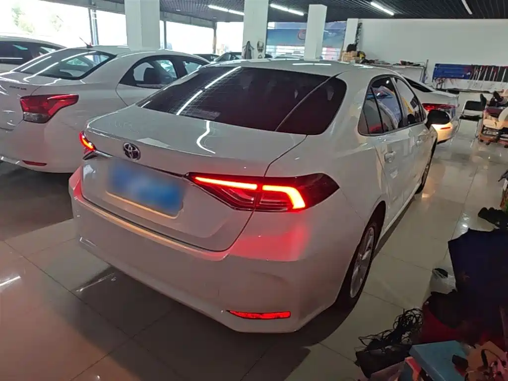 Toyota Corolla 2021 Hybrid 1.8L E-CVT Elite Edition фото 7
