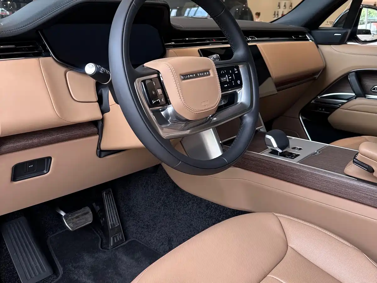 Land Rover Range Rover 2026 Model 3.0 L6 400PS SE Long Wheelbase Version фото 3
