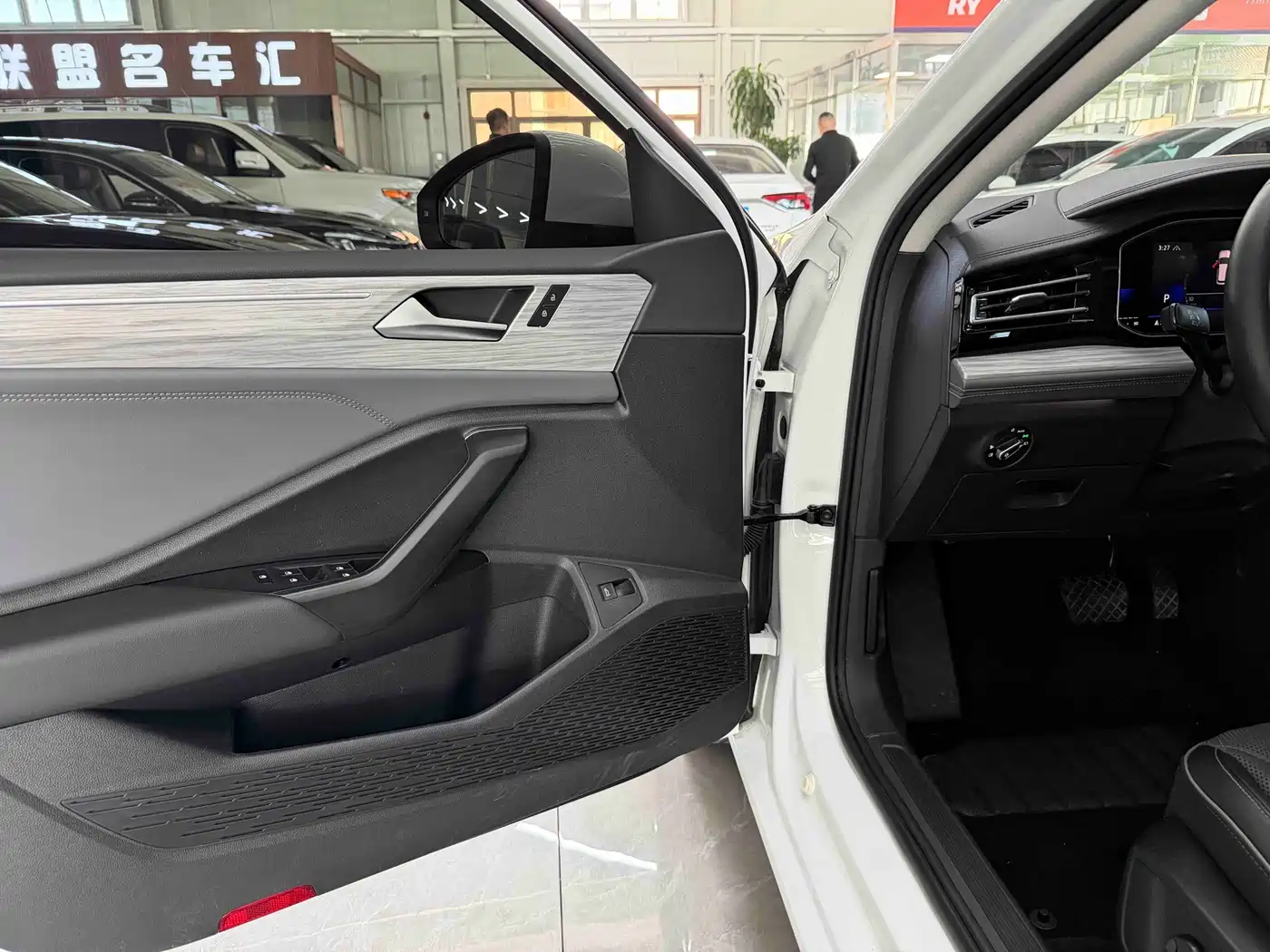 Volkswagen Sagitar 2023 Model Year 280TSI DSG Surpass Edition фото 9