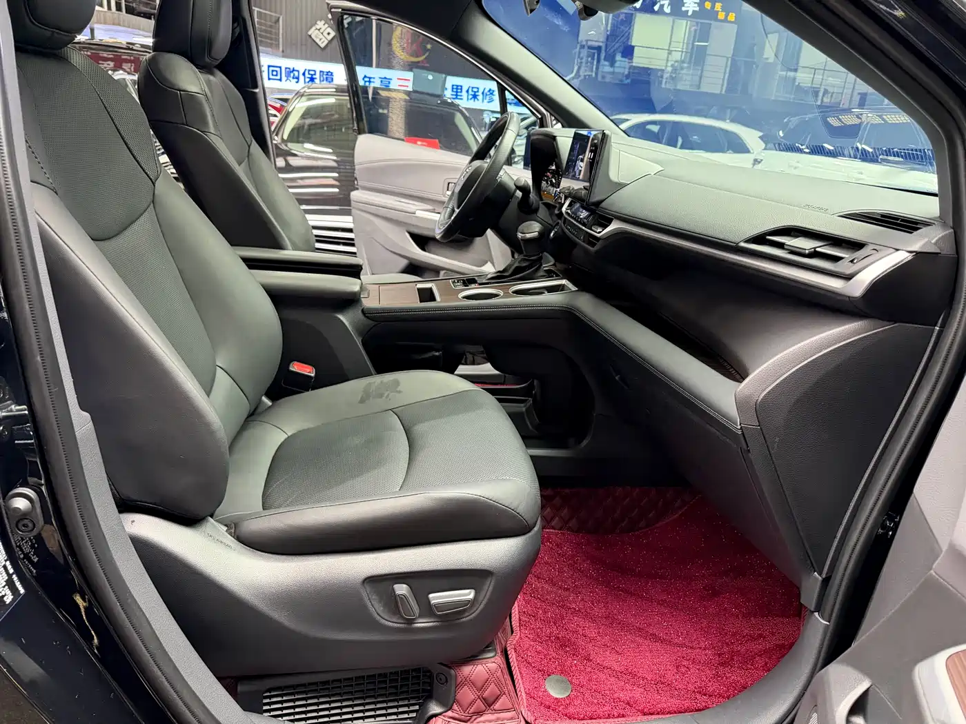 Toyota Sienna 2024 2.5L Hybrid Luxury Edition фото 23