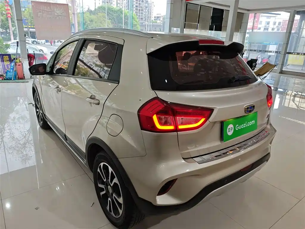 Фото 5 - Geely Vision X3