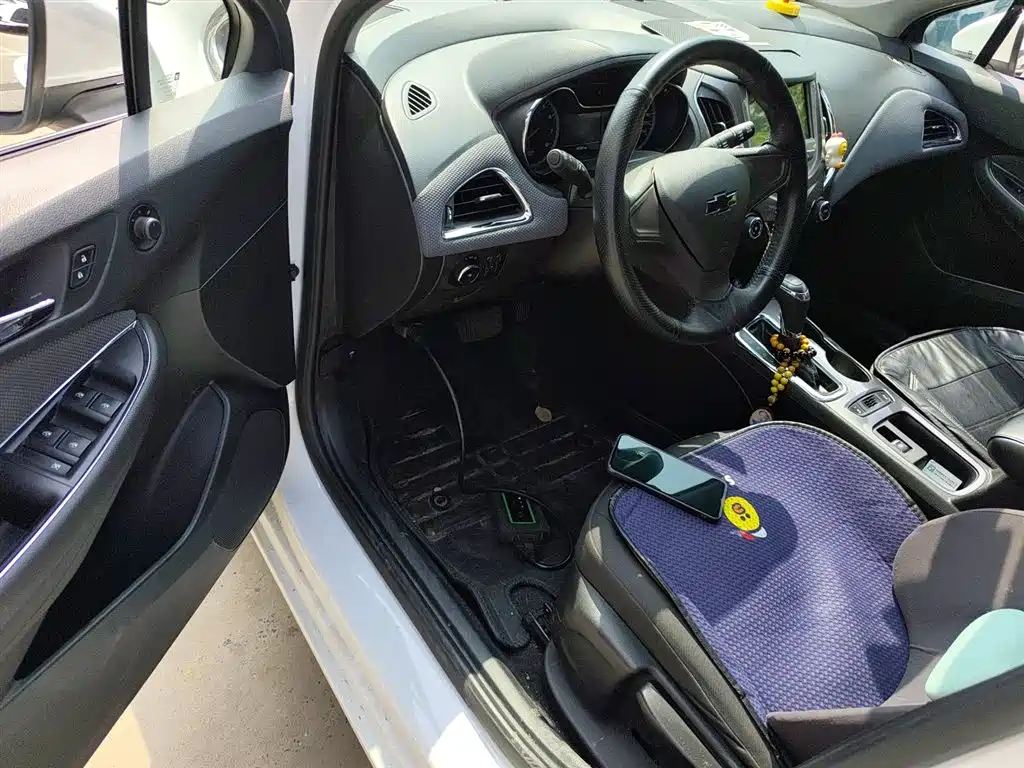 Chevrolet Cruze 2017 1.5L Hatchback Auto Pioneer Sunroof фото 16