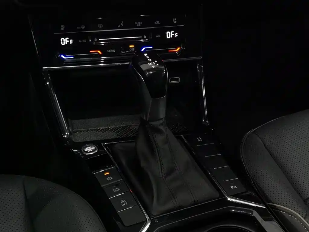Volkswagen Passat 2020 330TSI Luxury Edition China VI фото 13