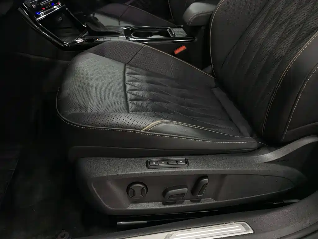 Volkswagen Passat 2020 330TSI Luxury Edition China VI фото 20