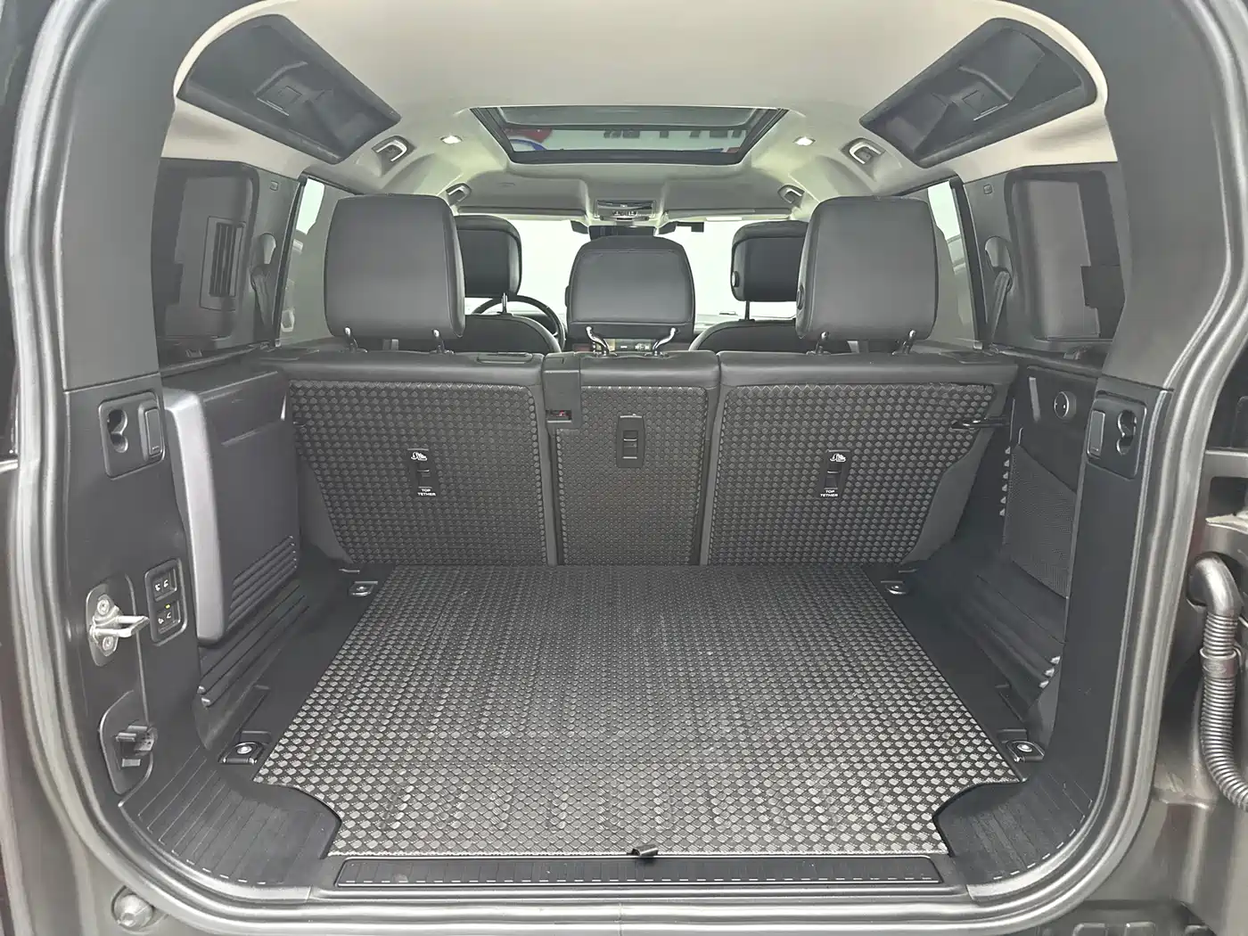 Land Rover Defender 2023 Model 110 3.0T P400 Dark Special Edition фото 50