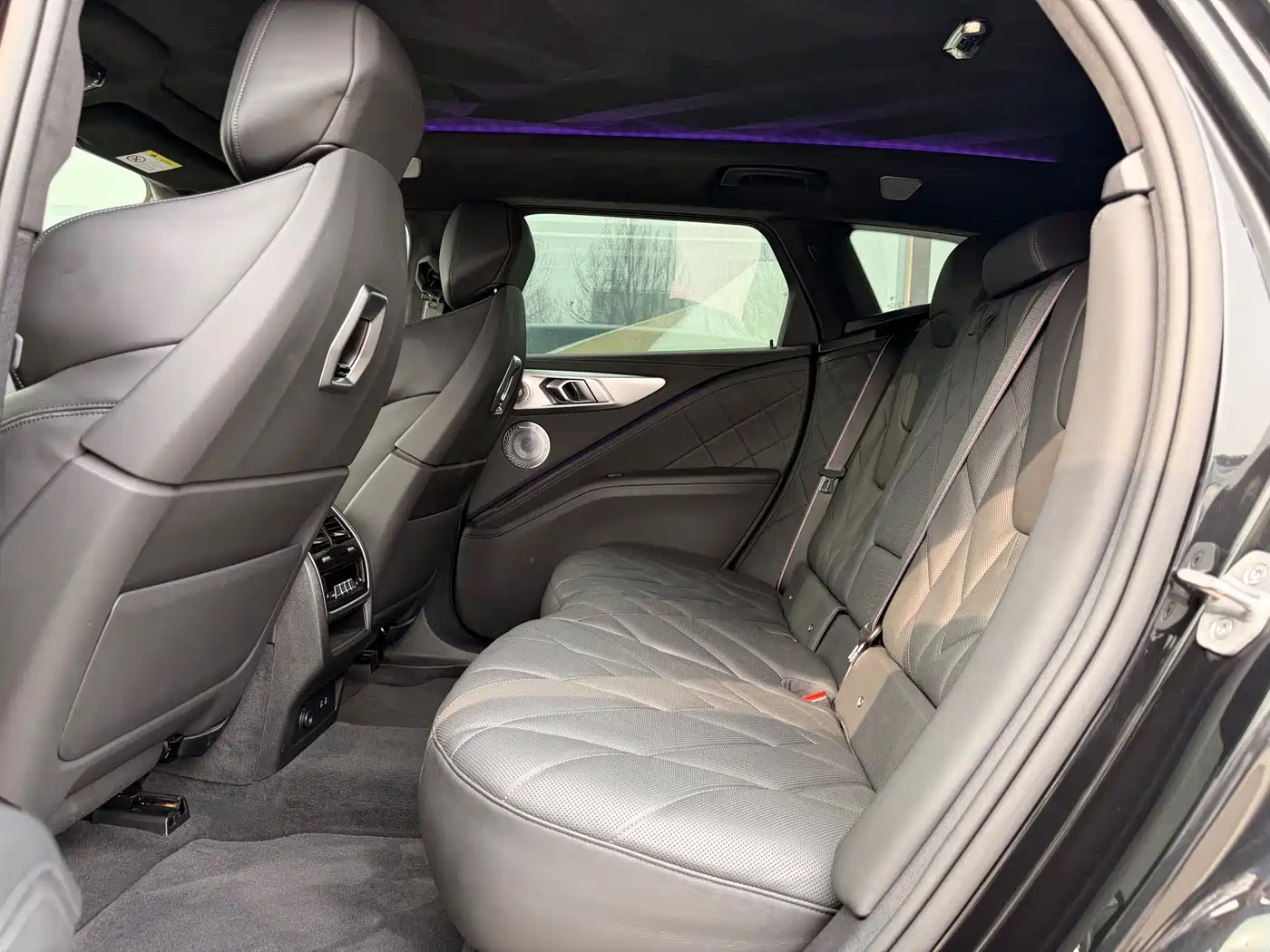 BMW XM 2023 50e фото 35