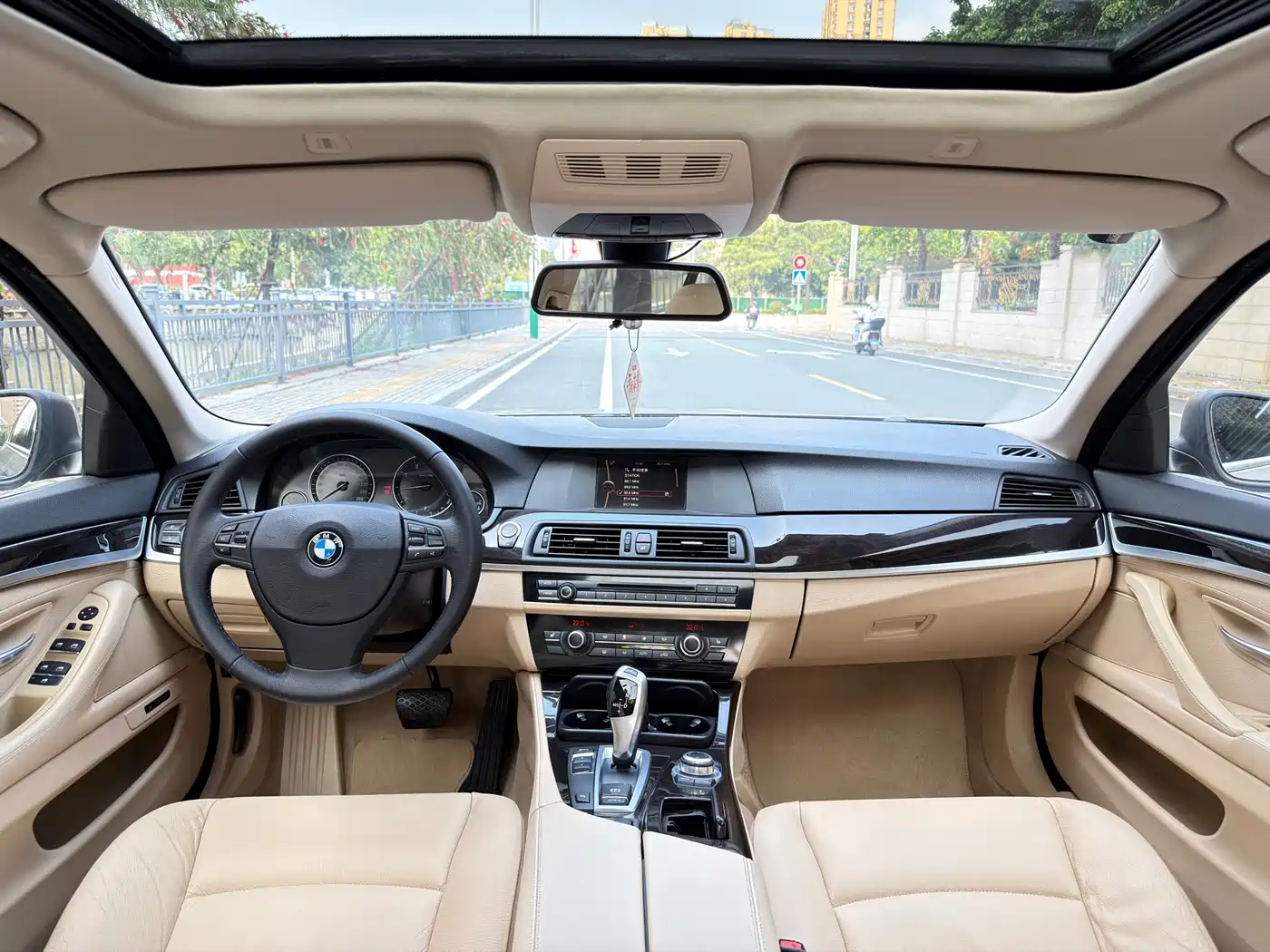 BMW 5 Series 2013 525Li Leadership фото 8