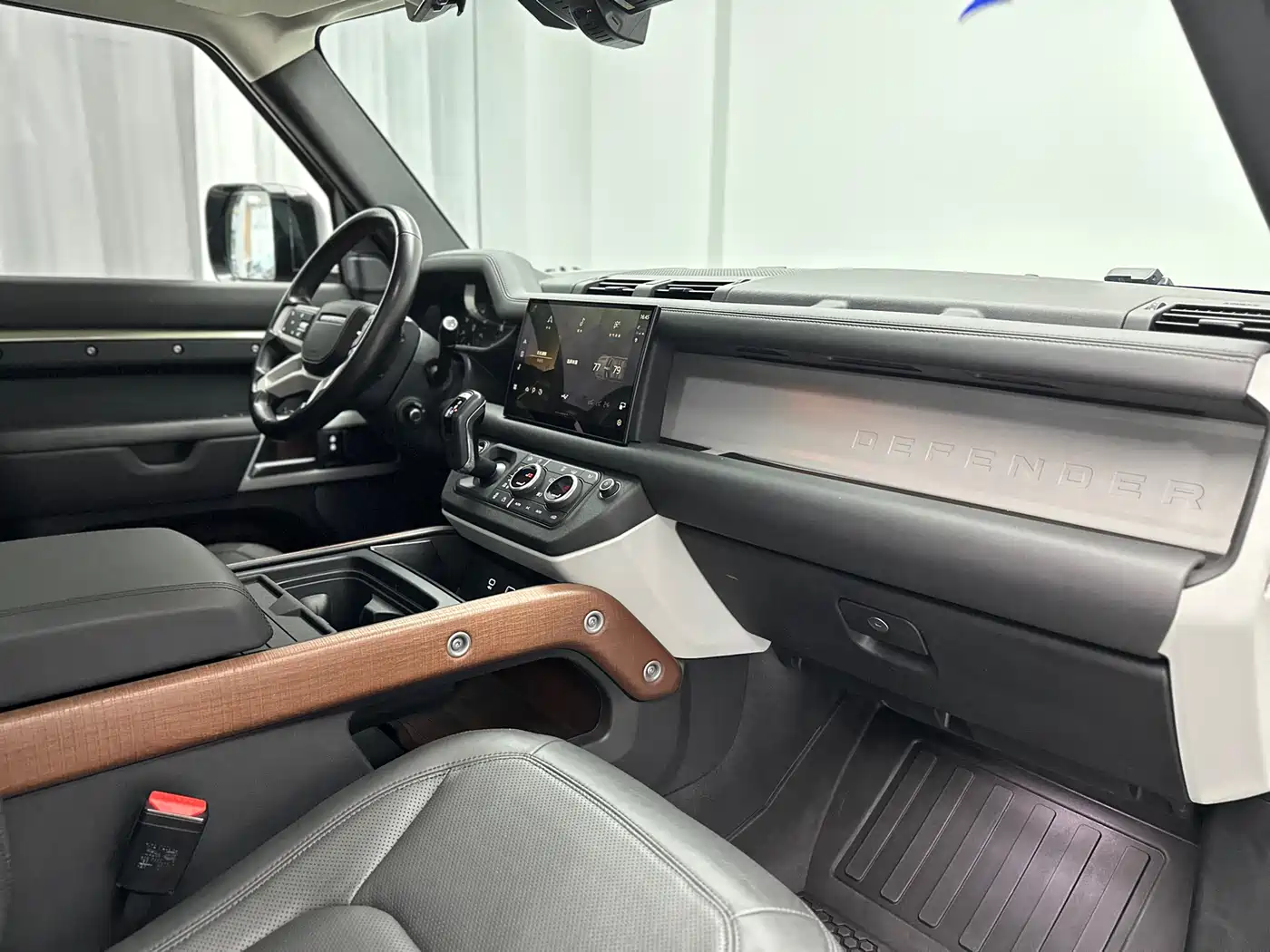 Land Rover Defender 2023 Model 110 3.0T P400 Dark Special Edition фото 43