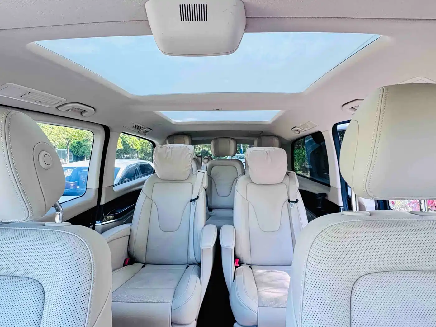 Mercedes-Benz V-Class 2017 Model V 260 L Premium Extended Edition фото 15