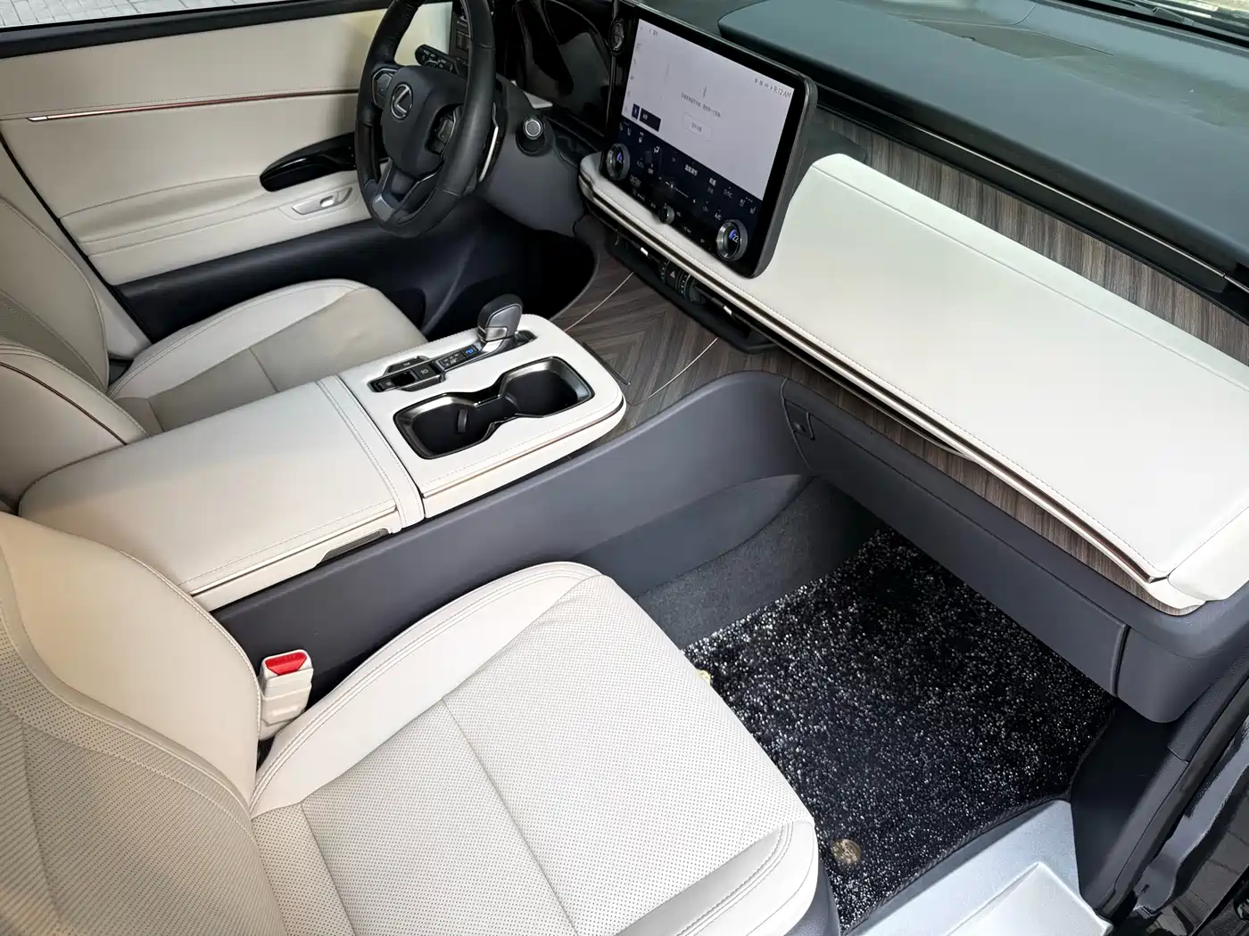 Lexus LM 2023 500h 6-Seater Prestige Edition фото 9