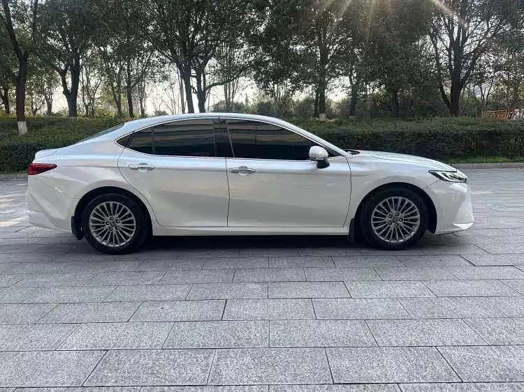 Фото 2 - Toyota Camry