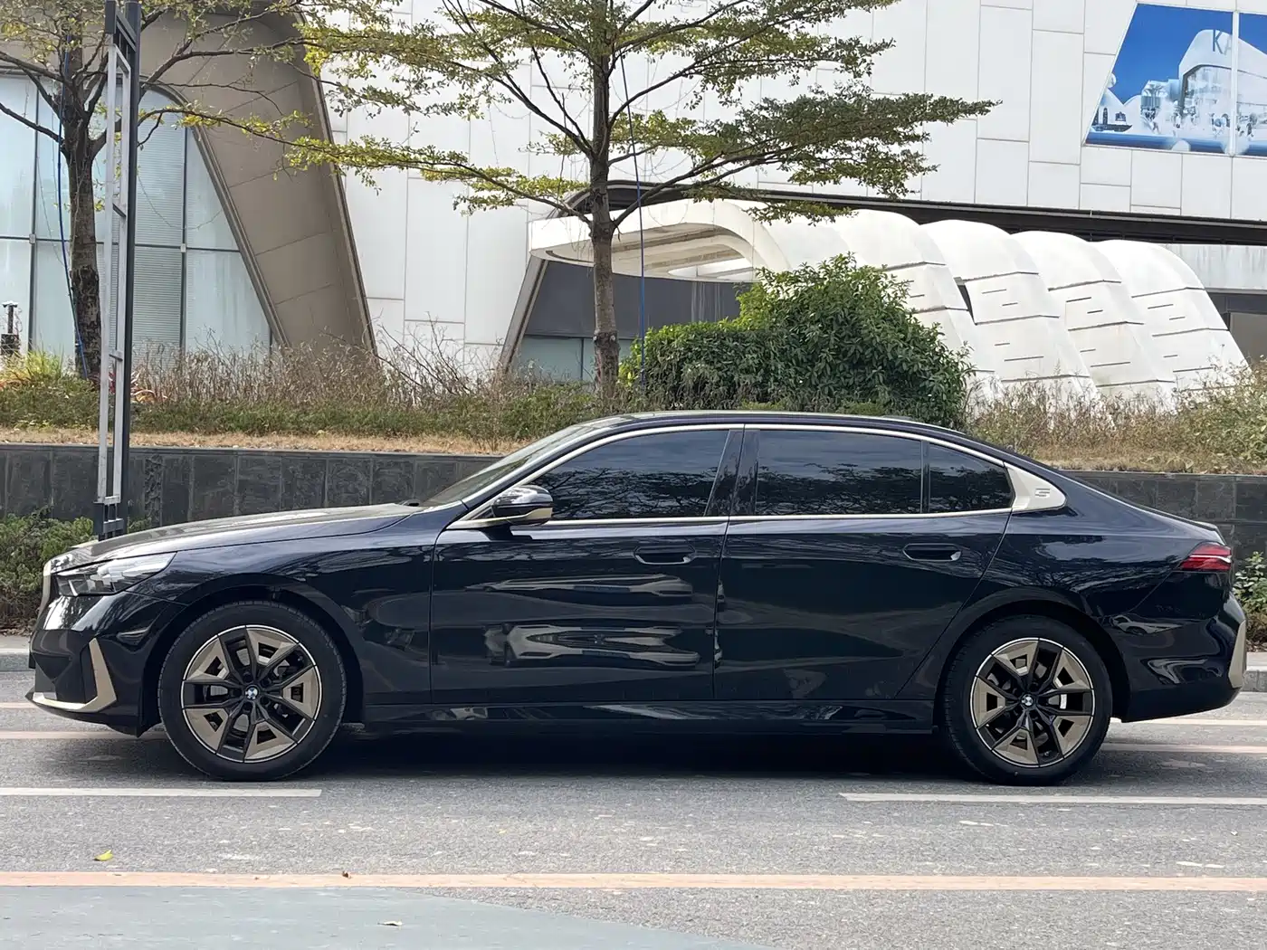 BMW 5 Series 2024 525Li M Sport Package фото 7