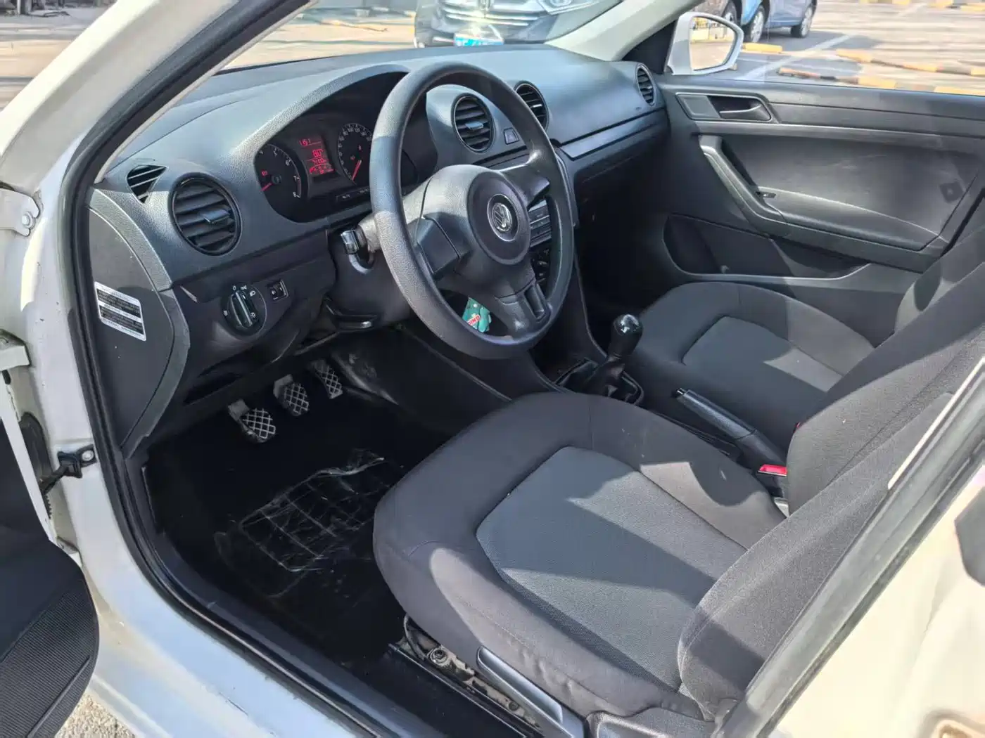 Volkswagen Jetta 2015 1.6L Manual Trend фото 13