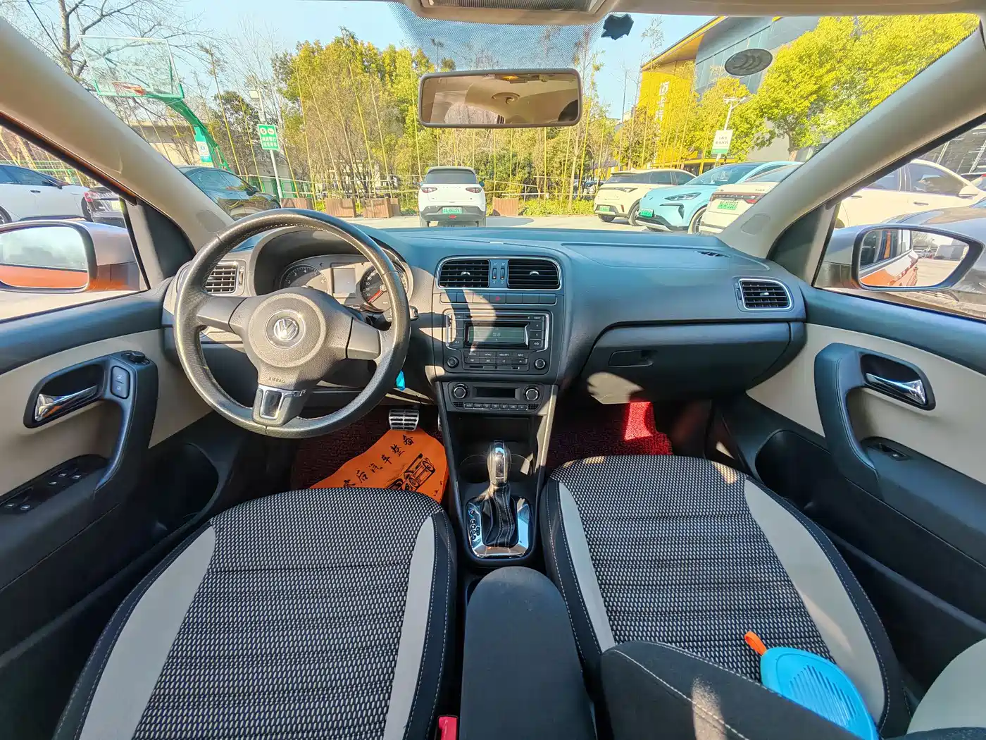 Volkswagen Polo 2014 1.6L Cross Polo Automatic фото 4