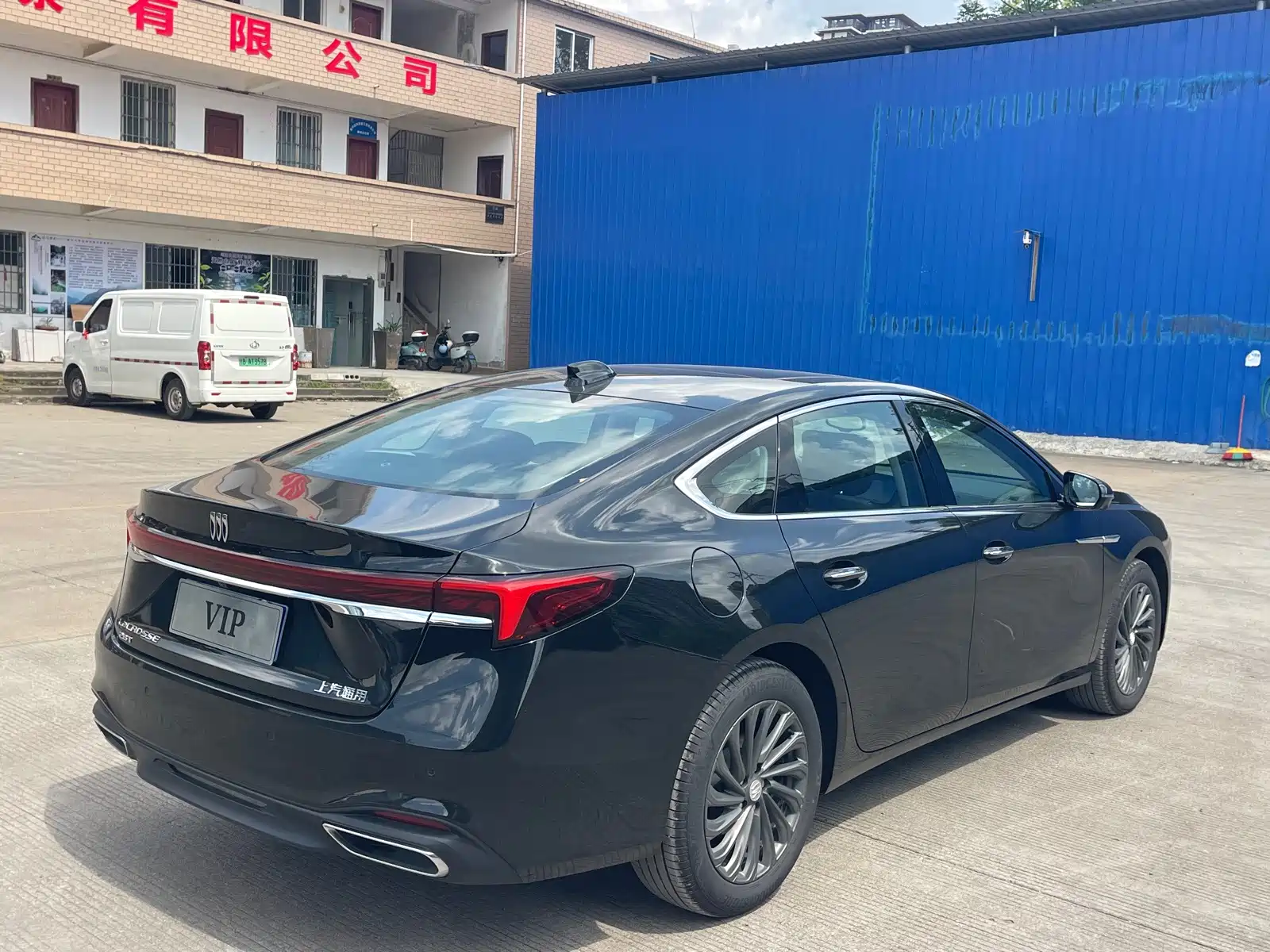 Photo 5 - Buick LaCrosse