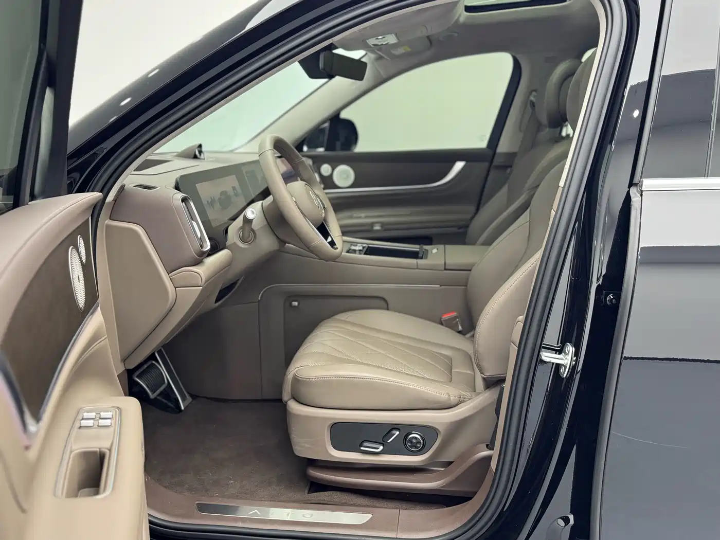 AITO Wenjie AITO M9 2024 Range Extender Ultra 52kWh 6-seater фото 14