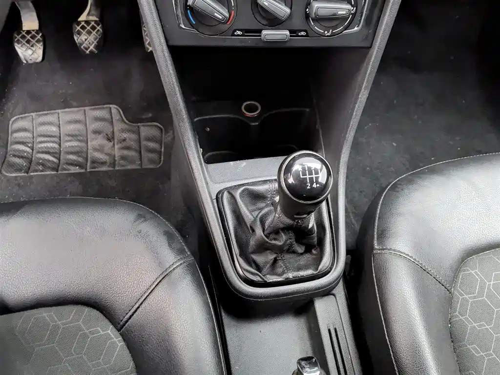 Volkswagen Santana 2015 1.6L Manual Comfort Edition фото 13
