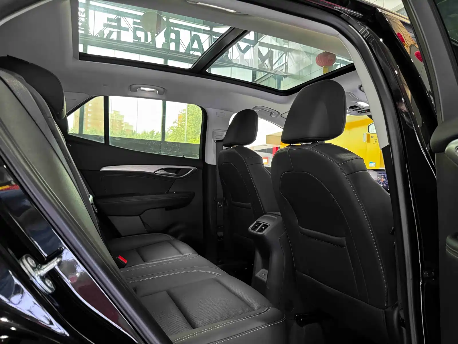 Photo 18 - Buick Envision S