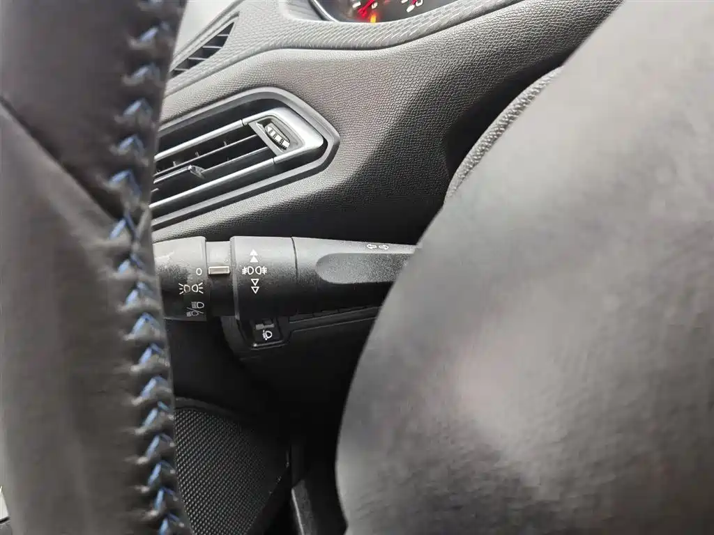 Peugeot 308 2018 1.6L Auto Luxury Edition фото 21