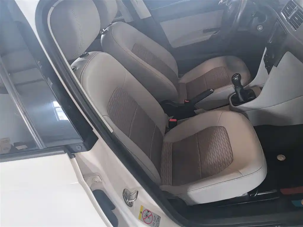 Škoda Rapid 2016 1.6L Manual Pioneer Edition фото 25