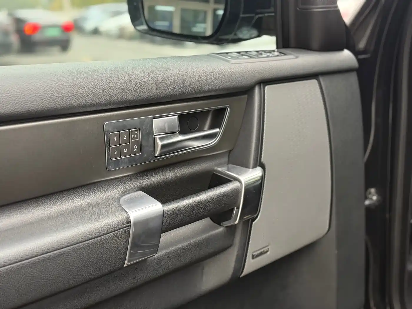 Land Rover Discovery 2015 3.0 SC V6 SE фото 16