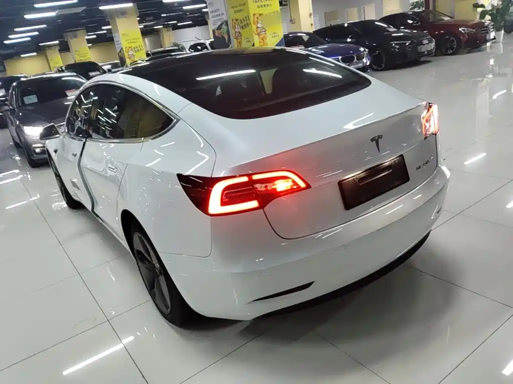 Фото 5 - Tesla Model 3