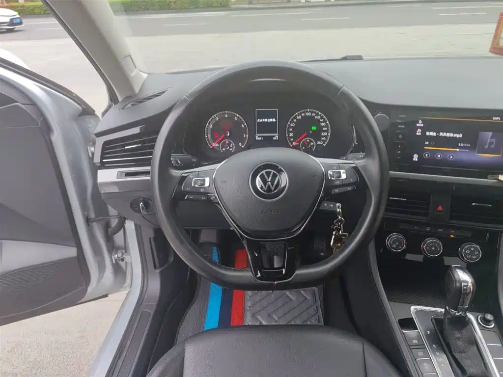 VOLKSWAGEN BORA