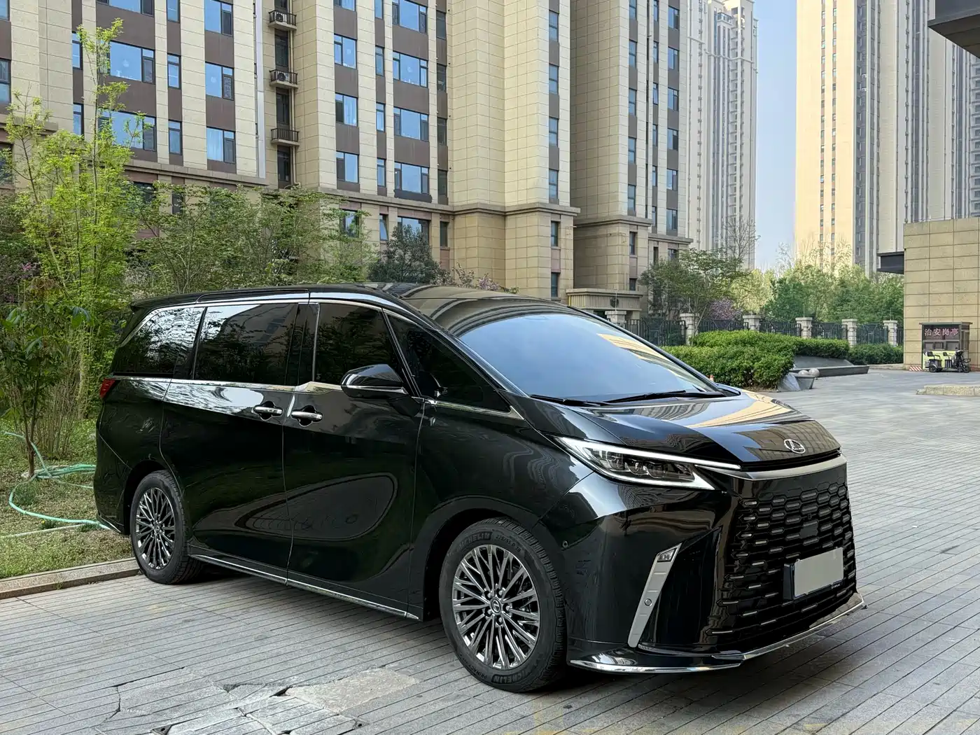 Lexus LM 2023 500h 6-Seater Prestige Edition фото 4