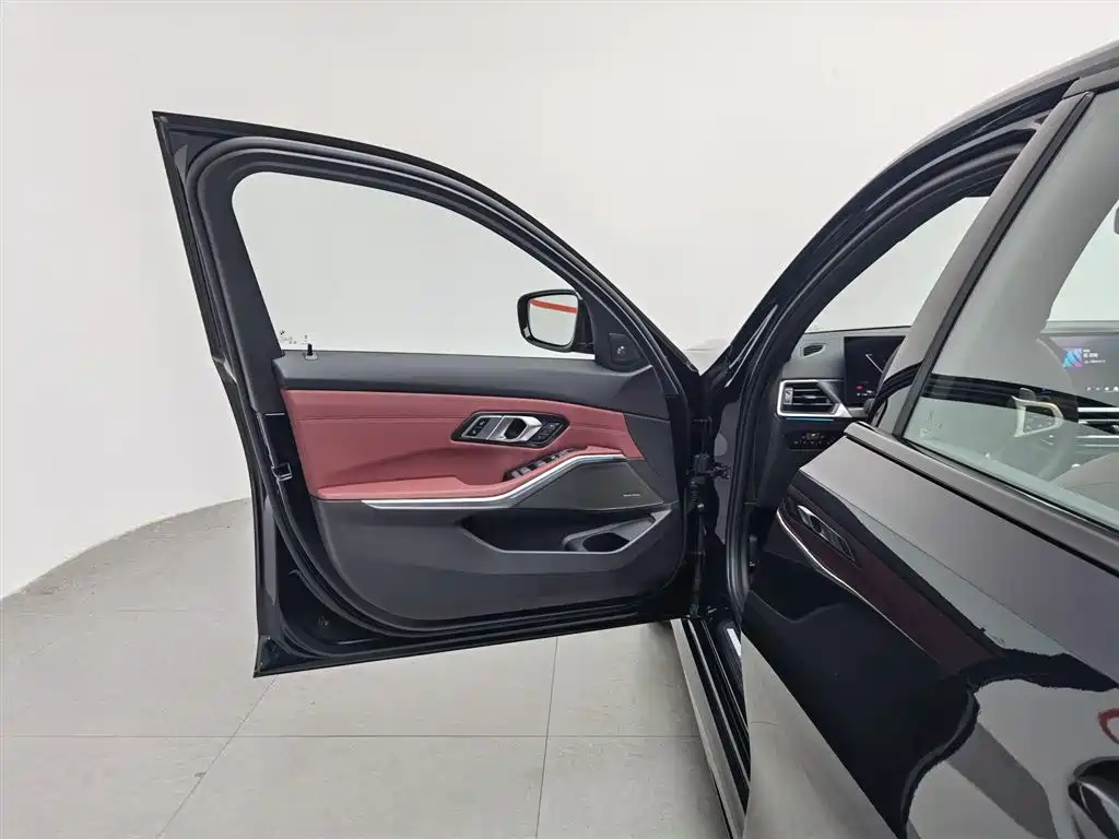 BMW 3 Series 2024 325i M Sport Shadowline Package фото 8