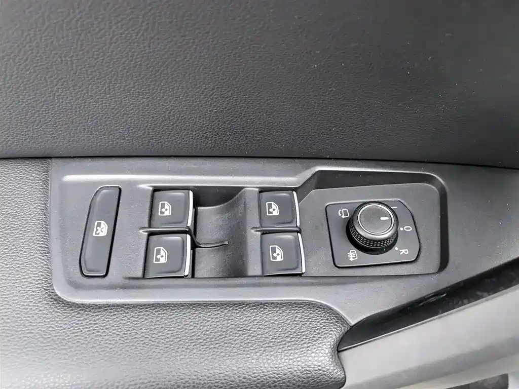 Volkswagen Tayron 2021 330TSI 2WD Luxury Smart Connect Edition фото 9