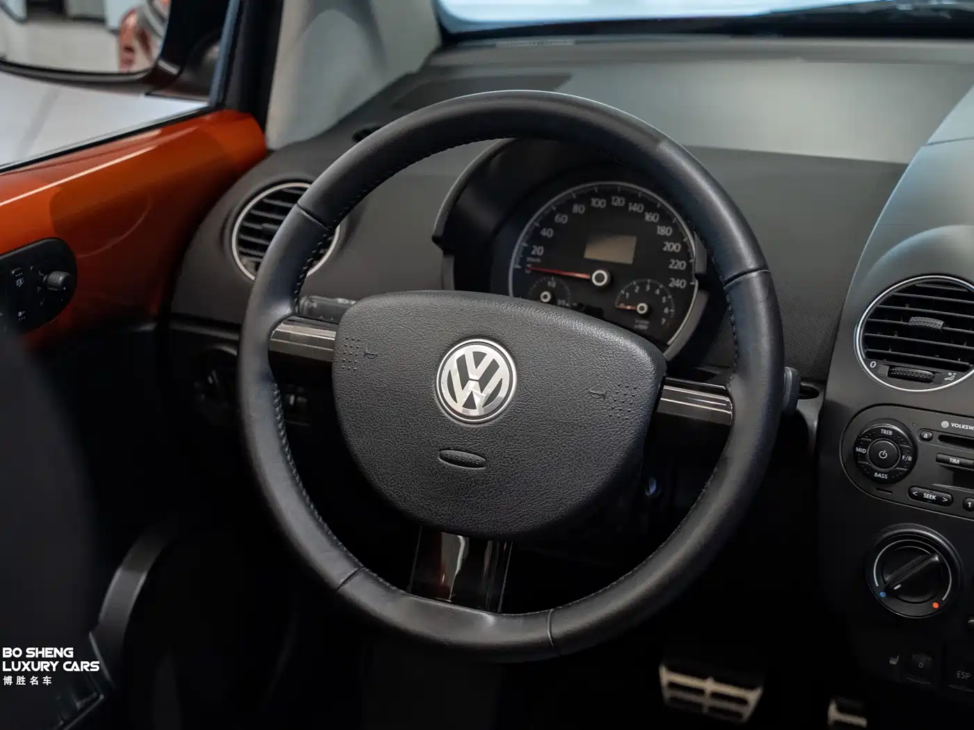 Volkswagen Beetle 2010 Model 2.0 BlackOrange Convertible Luxury Edition фото 27