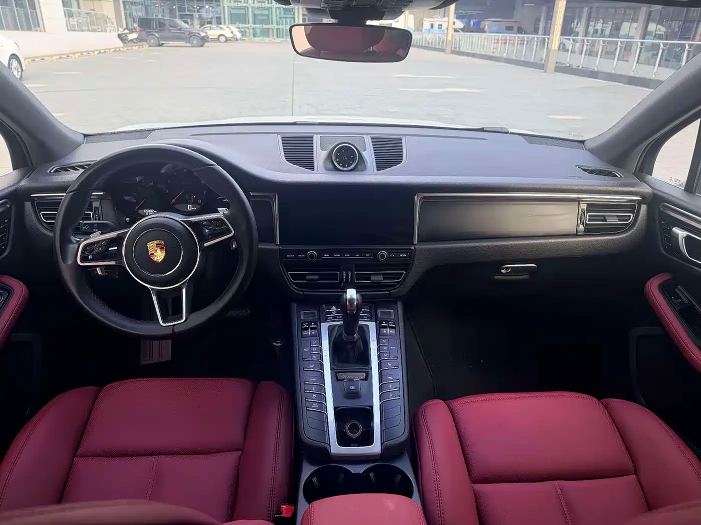 PORSCHE MACAN