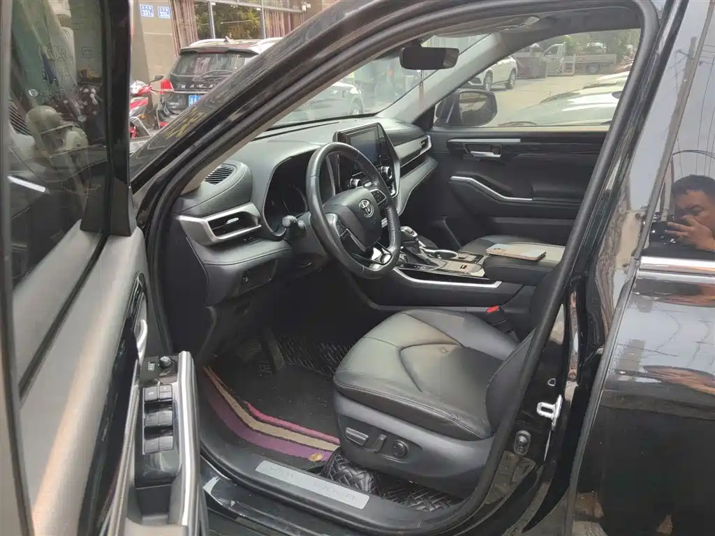 TOYOTA HIGHLANDER
