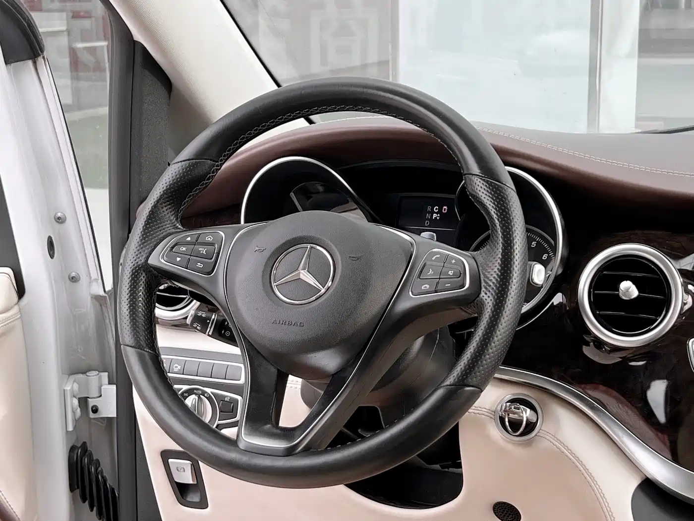 Mercedes-Benz V-Class 2018 V 260 L Premium Long Wheelbase Edition China VI фото 13