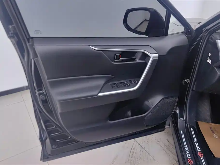 Toyota Wildlander 2023 2.0L CVT FWD LE фото 7