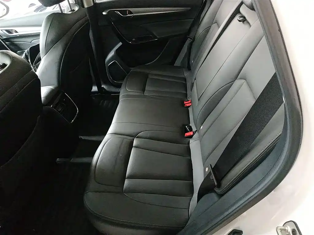 Dongfeng Aeolus Dongfeng Fengshen AX7 2019 2019 1.6T Auto AI Navigation Type China V