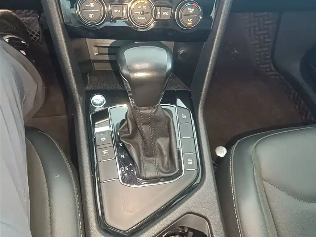 Volkswagen Tiguan L 2021 330TSI Automatic 2WD Smart фото 14
