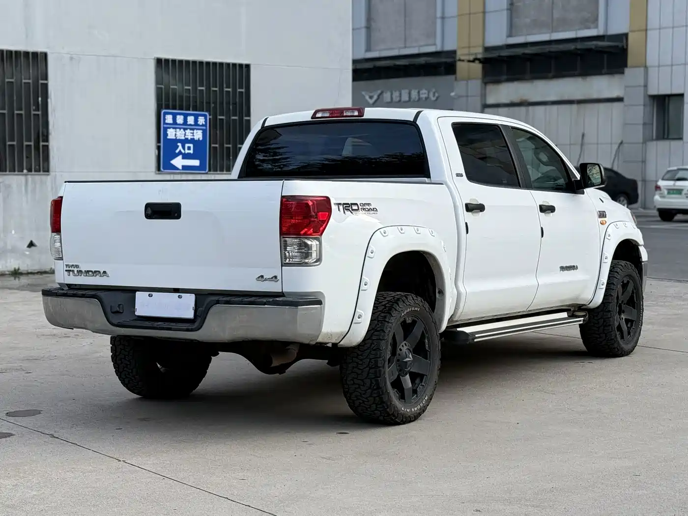 Toyota Tundra 2013 2011 5.7 Standard Model