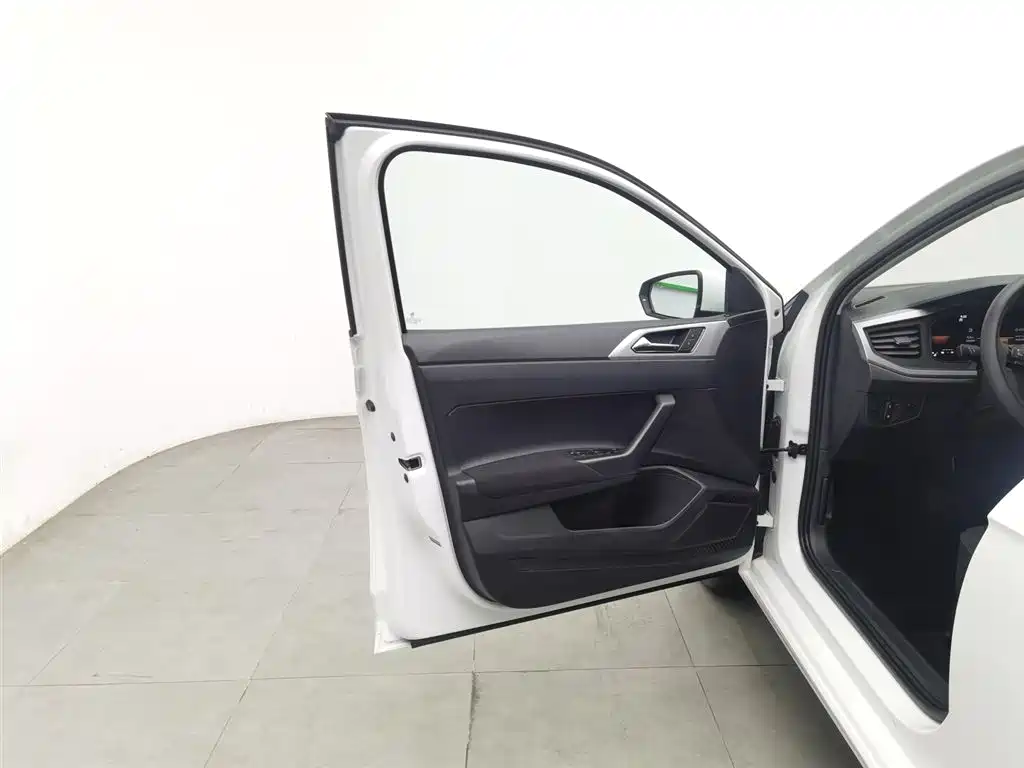 Volkswagen Polo 2023 Facelift Plus 1.5L Auto Joyful Living Edition фото 8