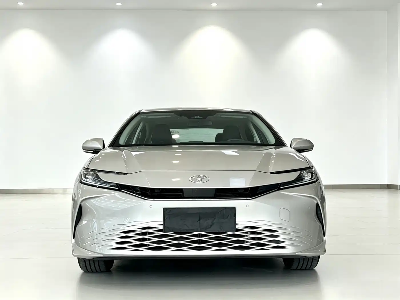 Toyota Camry 2024 Hybrid 2.0HGVP Luxury Edition фото 3