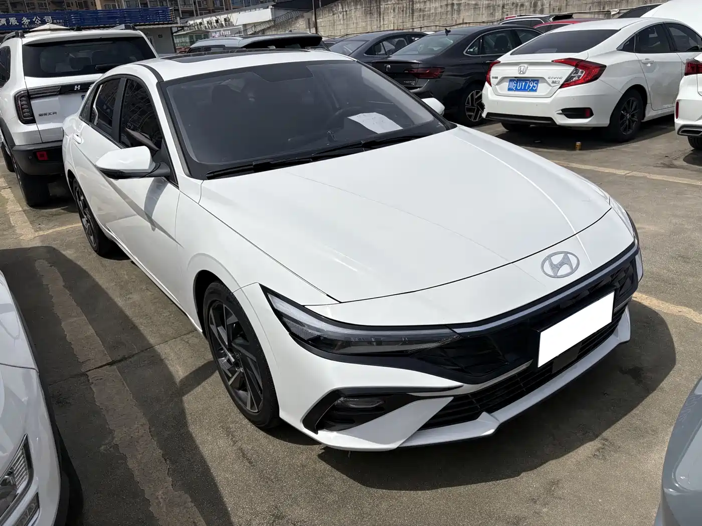 Hyundai Elantra 2023 Model 1.5L CVT LUX Premium Edition фото 2