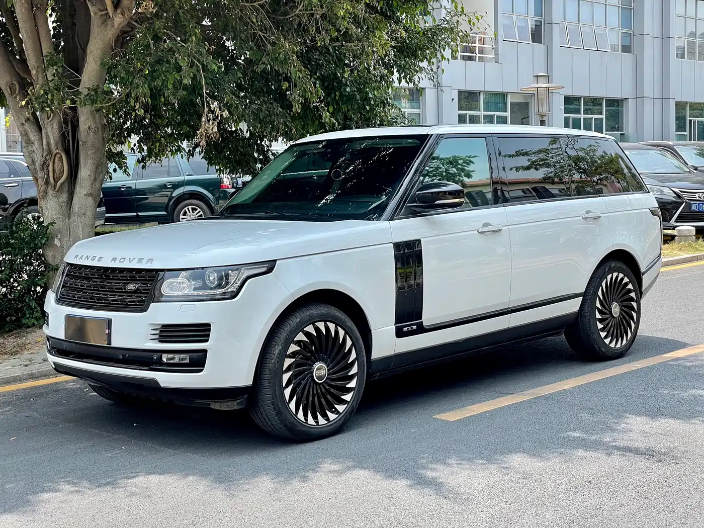 Land Rover Range Rover 2015 3.0 SC V6 Vogue SE Genesis Extended Edition фото 2