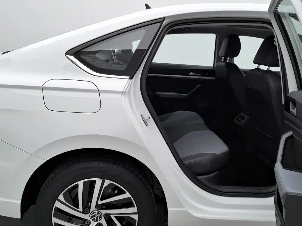 صورة 15 - Volkswagen Lavida