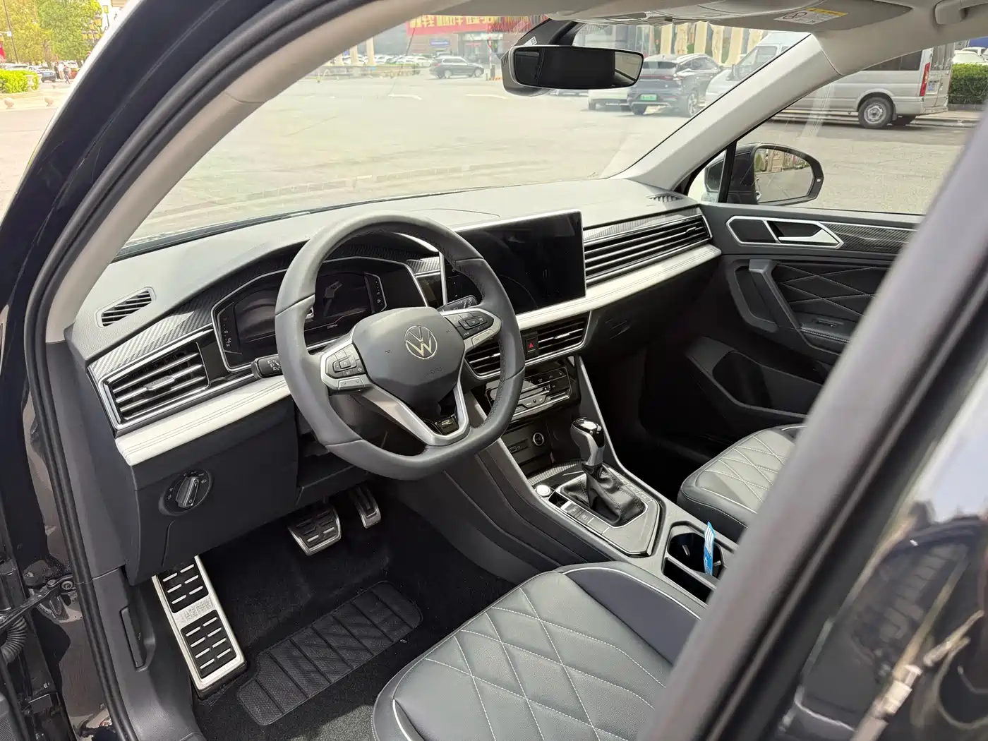 Volkswagen Tiguan L 2024 330TSI Automatic 2WD R-Line Premium Enjoyment Edition фото 4
