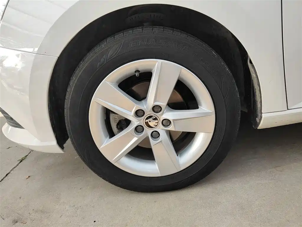 Škoda Fabia 2017 1.4L Auto Car Enjoy Edition фото 23