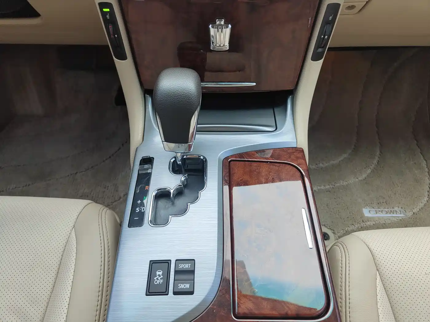 Toyota Crown 2012 2.5L Royal Saloon фото 17
