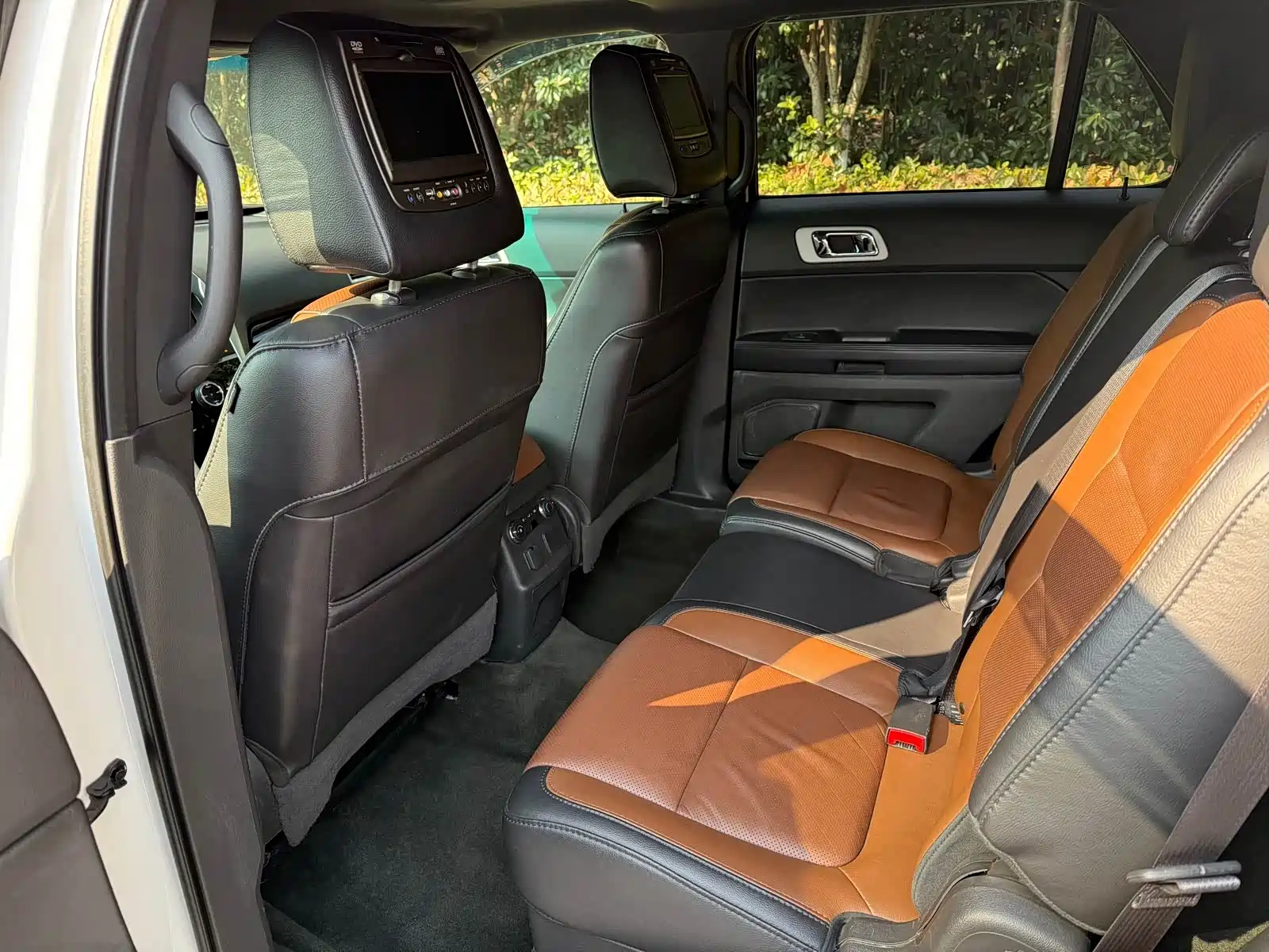 Photo 8 - Ford Explorer (Import)