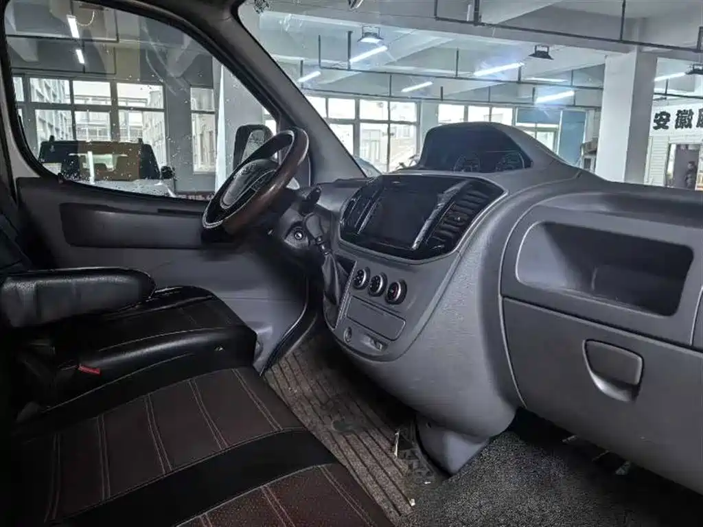 SAIC Maxus Xintu V80 2021 2.0T PLUS Manual Business Travel Edition Short Wheelbase Medium Roof 9 Seats фото 5