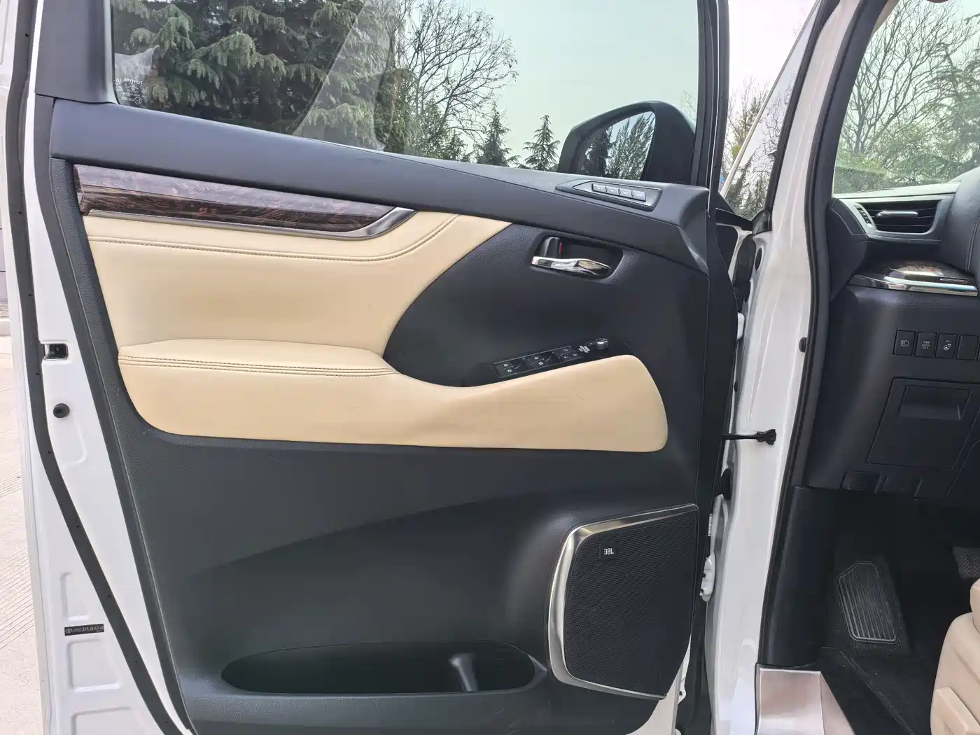 Toyota Alphard 2018 3.5L Luxury фото 8