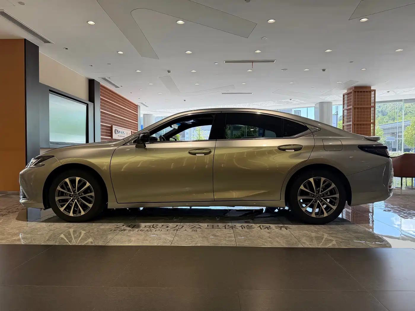 Фото 3 - Lexus ES